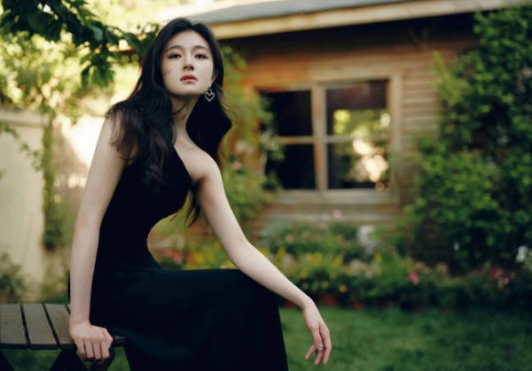 涌融优配 李兰迪穿修身长裙秀完美腰线 大波浪造型成熟撩人